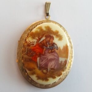 Vintage locket pendant Fragonard lovers gold tone chunky victorian revival